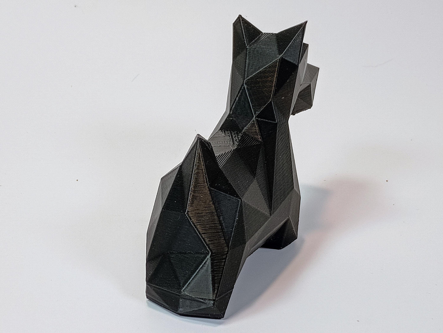 Low-Polygon Scottish Terrier Figurine – Modern Geometric Decor for Dog Lovers