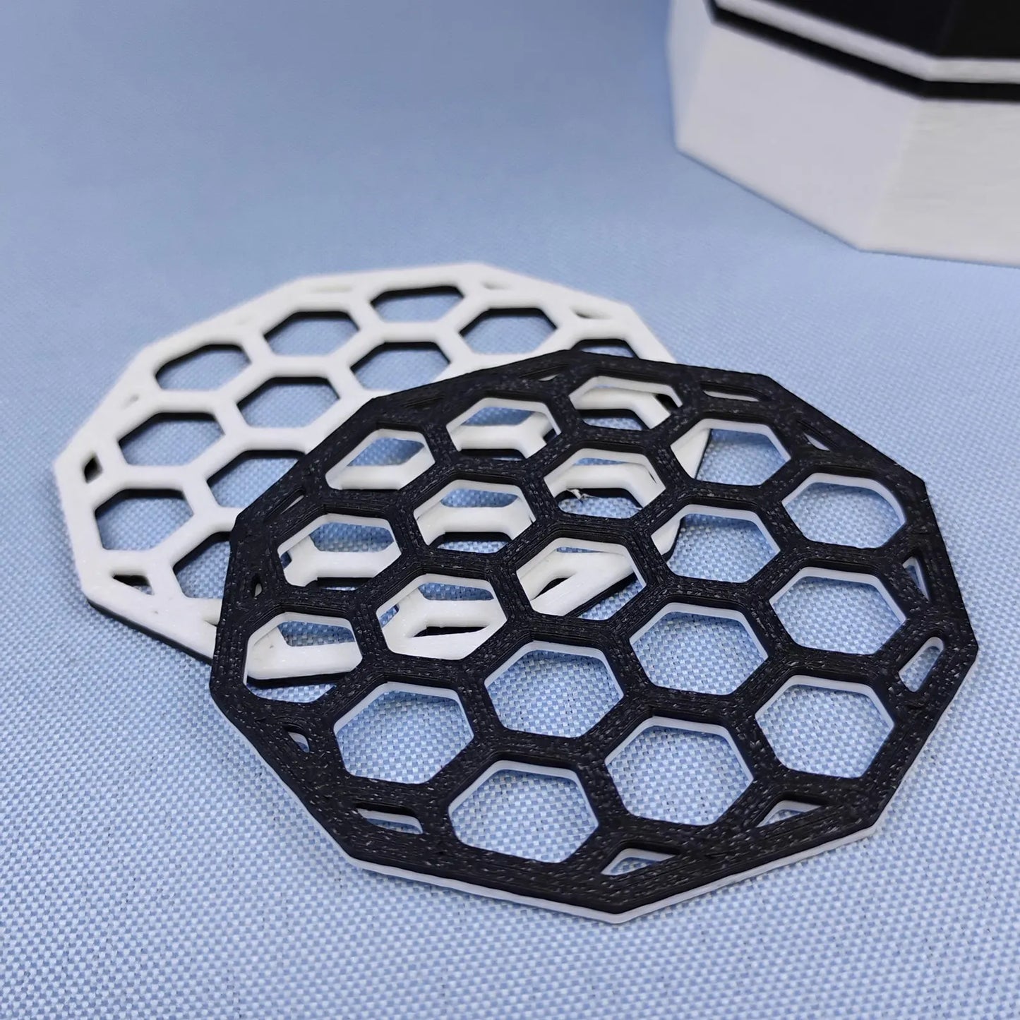 Black and white removable grid inserts for the LEGO® Botanical vase display, used to organize and support flower stems.