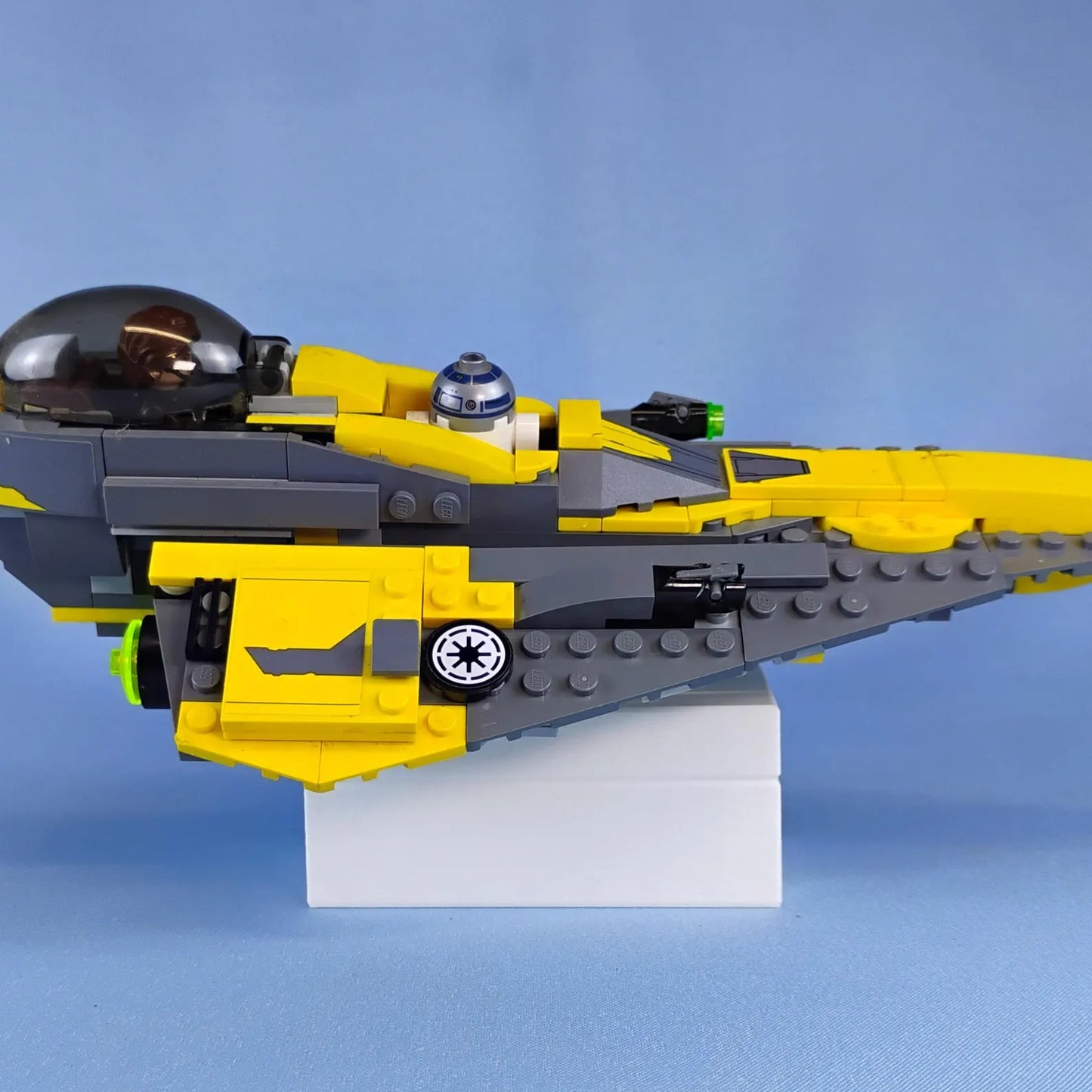 Color options for adjustable desk display stand for LEGO® ships, shown in black, white, and gray.
